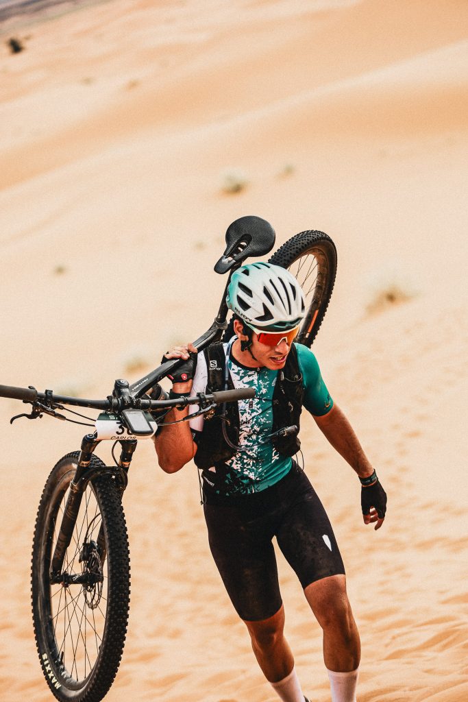 Titan Desert 2026 Carlos bici espalda